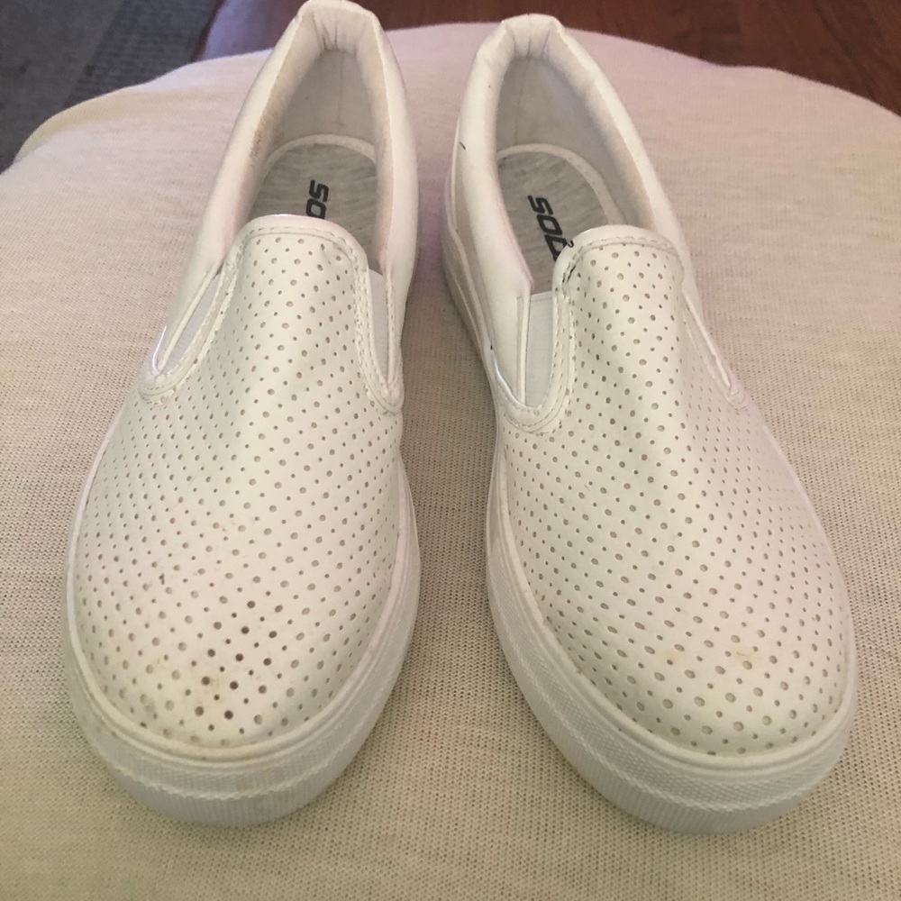 SODA all man tennis shoes